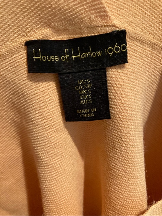 House of Harlow 1960 Tops - Mustard Square-Neck Crop Tank small
Pit 15” stretches to 16”